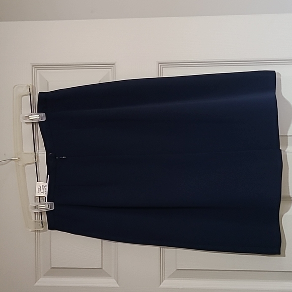 Navy Dress for Success 2 piece suit. Jacket/skirt. Size 6 fits a 4. - Picture 6 of 15